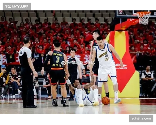 通讯：高速对决的代价——广厦与深圳比赛多次出现球员因追防快攻而抽筋